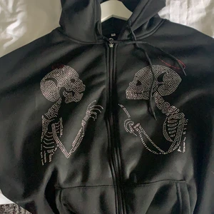 Zip hoodie med rinestone tryck - Rinestone hoodie som är oanvänd pga att den inte passade, säljer väldigt billigt för vill bara bli av med den.