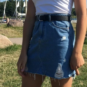 Jeanskjol - Jeanskjol från HM💙 storlek 36😊 Perfekt till sommaren🌼 Kontakta mig gärna om ni vill ha fler bilder så fixar jag det💫