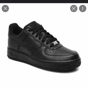 Black airforce 1 - Säljer mina svarta airforce 1. Ganska bra skick och inte jättecreasade. 👌 Kom privat för egna bilder