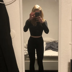 Träningset - setet är helt oanvänt! Köpte en för liten storlek, men de på bilden är i storlek M jag är S/M och settet jag säljer passar en XXS/XS. Jag är vanligtvis S+ i träningskläder🙌🏻💞 nypris ca 300kr. jag försöker sälja de här innan jag skickar tillbaks! 😁 väldigt skönt, visar inte hela rumpan men sitter åt där det ska 😄 köparen står för fraktkostnader 😁