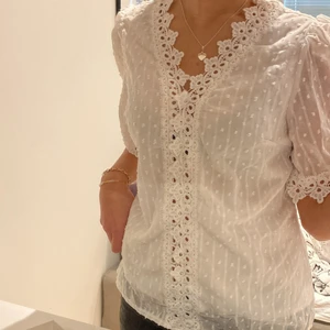 Blus - Super söt blus som passar jätte bra till sommaren eller lite mer finare fest. Aldrig använd utan Ändast testad. Skickas med billig frakt💕