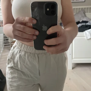 LINNEBYXOR  - I gott skick från Oysho. Köpta förra sommaren. Längden passar de som är ca 150-155cm eller kortare. Storlek XS. Jag har en höftbredd på ca 95-100cm, vilket är S/M. Jag skulle säga att dessa passar de som är korta men som inte är petite, utan har S eller M i byxor ofta. Men eftersom det är jättestretchig resor i midjan passar de även en ”traditionell XS” och blir mer pösiga och raka snarare än fitted, byxorna är inte super pösiga på mig. Säljs inte på Zalando längre. (Frakt kostn kan vara fel)
