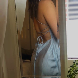 Blå klänning - Söt bli klänning i satin med knytning i ryggen 💙 perfekt en utekväll 🥂