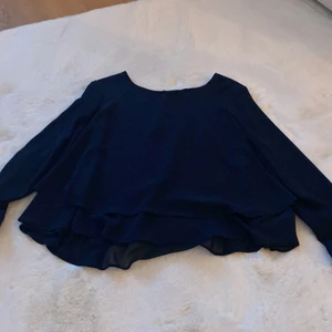 Blus - Marin blå blus från ZARA volang 