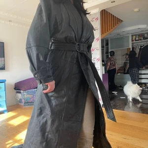 Storlek S-L - Der är en läder kappa som jag köpte på en loppis av en gammal man. Original procent på kappan var 2500 men säljer den för 1000. Det står att det är en storlek S men jag som är en storlek M passar i den. Plus att den är lite oversized på mig. Om intresserad så är det bara att skriva!!🥰🥰