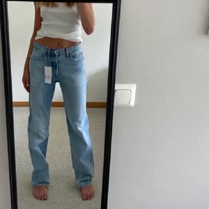 Blå jeans zara - Ish lågmidjade blå jeans ifrån zara! Super fint skick!! Lånade bilder kom privat för egna bilder💓 Säljer för ej min smak🙏🏽