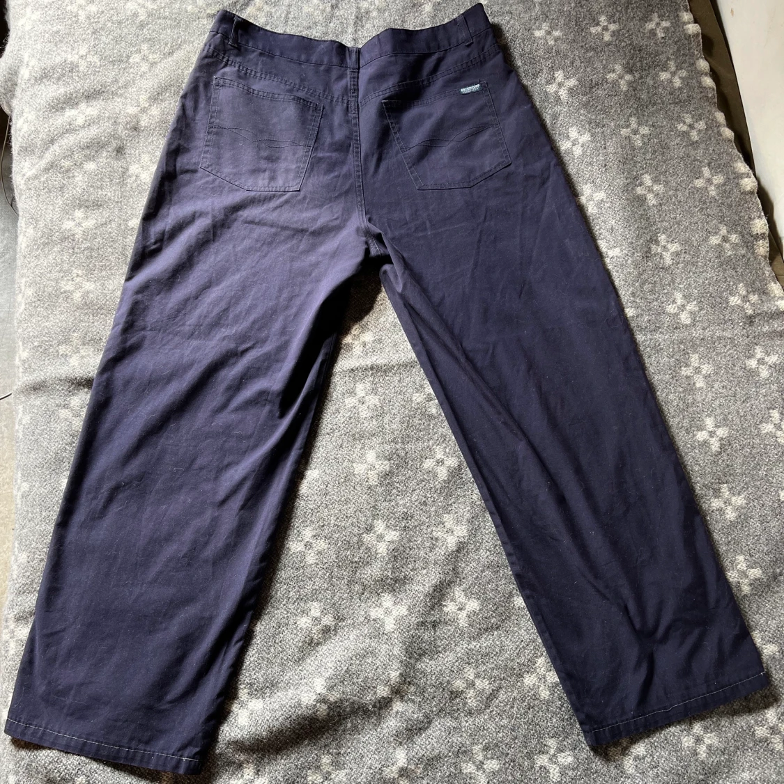 Mörk blåa/lila byxor wide fit