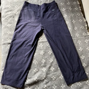 Mörk blåa/lila byxor wide fit - Cleana wide leg byxor som sitter perfekt, ganska tunntmaterial så luftas skönt till sommaren.