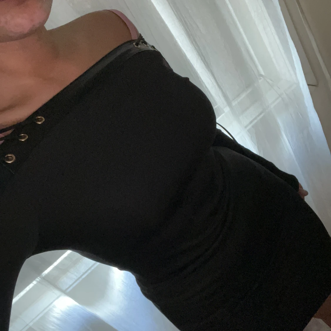 Svart klänning med detaljer | Nelly XS