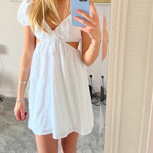 Sommarklänning - ÄLSKAR den här fina sommarklänningen!😩😻 har aldrig använt och prislappen är kvar. Så så fin och är därför osäker på om jag ens vill sälja den så ändast en intressekoll!!! Säljer bara vid bra bud.💞