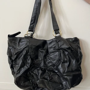 Svart läderväska - Svart läderväska, ganska stor (45x30cm)💙