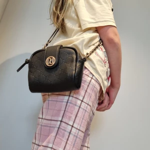 En Svart väska  - Jag har så många väskor så en dag rensa jag ut alla och hitta den jag har inte använt den vad jag min🥰en jätte finn svart väska🖤❤️