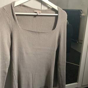 En grå fin ribbad tröja från h&m. Knappt använd därför säljer jag den💓köpt för 200kr, kom privat för frågor eller bilder🤍