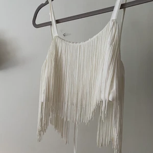 Franstopp - Eftertraktad topp med fransar och knytning bak, köppt från ett UF företag som köppte in och gjorde om toppen från behrska (reedoov). Går att göra vilken storlek man vill då den har knytning bak