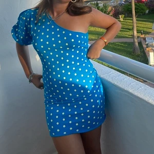 Klänning - Perfekt sommarklänning från Zara, har använt den en gång bara. Skulle säga att den är en S-M snarare än en du L