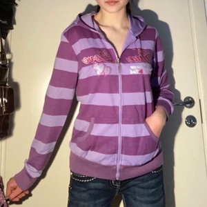 Y2k hoodie - Jättesöt hoodie med tryck och rhinestones. Storlek 158/164 men passar xs-s. Använd en gång.