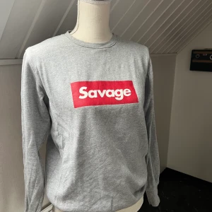 Grå tjocktröja  - En grå tjocktröja med tryck. Köpt från New Yorkers herravdelningen i storlek S.