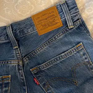 Säljer dessa raka Levi’s jeans som tyvärr blivit för små:(super fina och sköna och i princip i nyskick! Nypris=1200kr <333 Hör av er för mer bilder