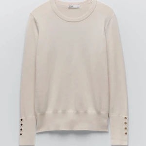 Zara topp - Säljer denna jättefina tröjan från zara! Den har fina detaljer på ärmarna och är använd 1 gång!❤️ Köp direkt för 200❤️