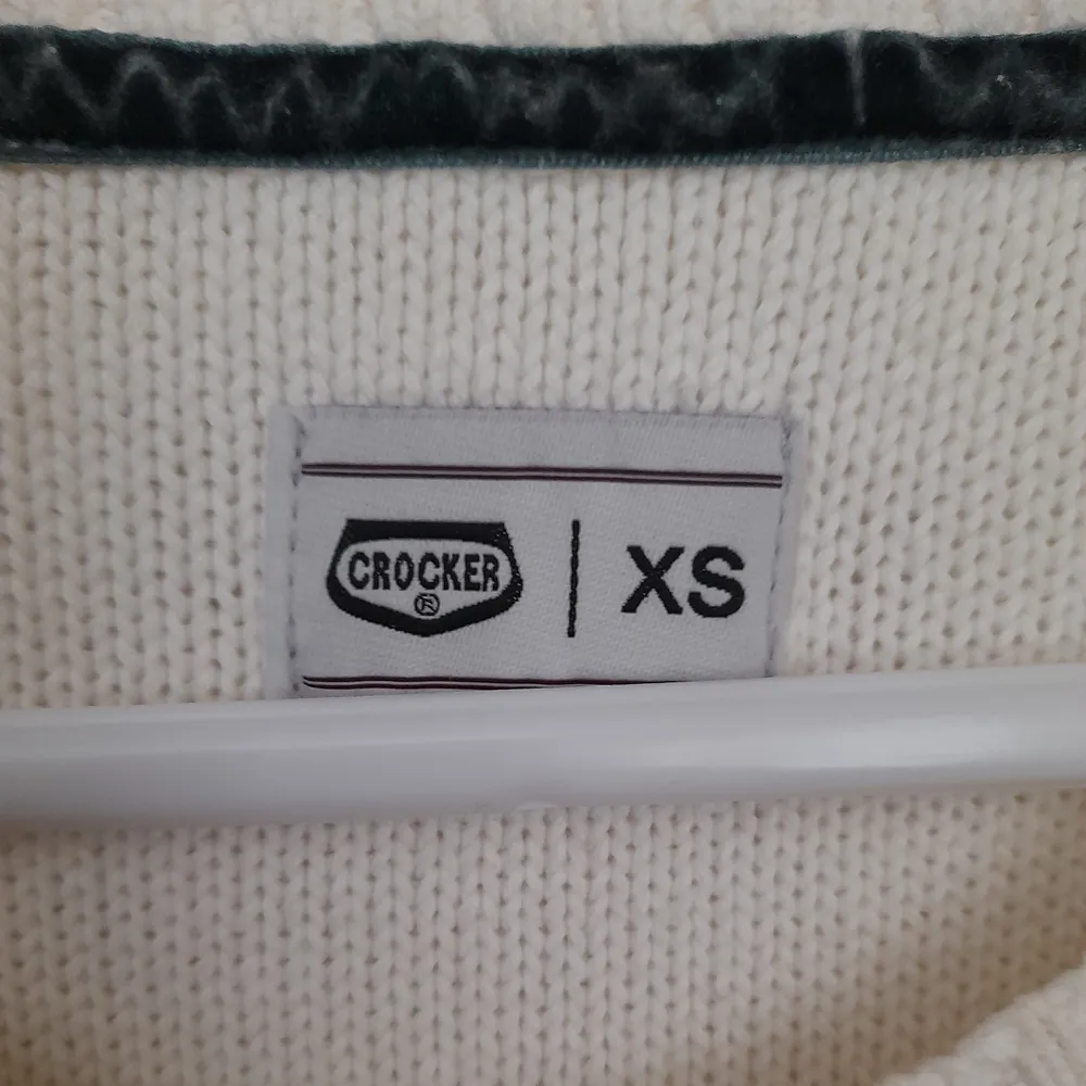 Vit stickad inflätad tröja från crocker i storlek XS. Stickat.