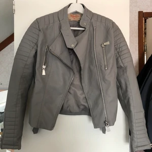 Skinnjacka från Chiquelle - Storlek:40