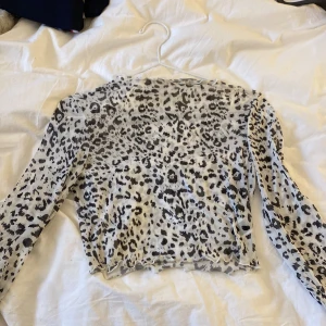See through leopard tröja  - Tröja från shein, knappt använd o bra skick. ❤️