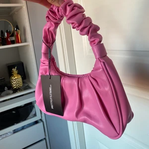 Väska - Säljer den här skit söta väskan från prettylittlething. 🌸 