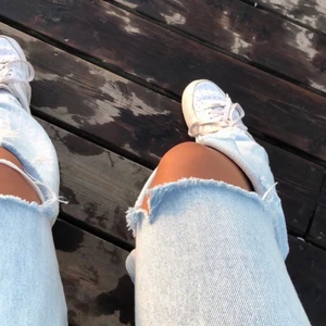 Jeans med hål - Säljer mina jeans från Junkyard med hål som jag har gjort själv! Köparen står för frakten🤍