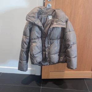 Trendiga H&M Jackan - Snygg H&M Jacka💚 lite fläckig, men det syns knappt bara om man har blixt på.