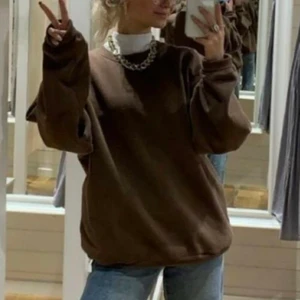 Kaffebrun sweat shirt  - Säljer en kaffebrun sweatshirt från shein i storlek M då den inte passar mig. Det är shein matrial eller vad man ska säga men den är annars väldigt skön. Kan nog ta egna bilder men den är som sagt för stor för mig.