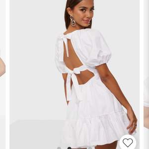 Säljer denna jättefina vita klänningen från Nelly som är väldigt eftertraktad men tyvärr verkar vara slutsåld! Den är perfekt till skolavslutningen eller studenten! Skulle haft denna på min egen student men hittat en annan! Den är helt oanvänd (prövad en gång) med prislapp kvar, 200 kr + frakt!💗