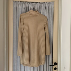 Tröja/klänning s - Verkligen SKITSNYGG men tycker inte att jag själv passar i den:(( En långt tröja eller kort klänning med hög hals. I stort sett oanvänd så i väldigt bra skick. Beige/ljusbrun