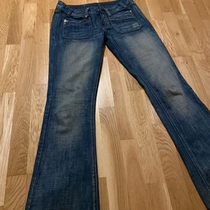 nya lågmidjade bootcut jeans - Blåa Lowwaist jeans (bootcut) passar i längden på mig som är 172 de är från märket diesel