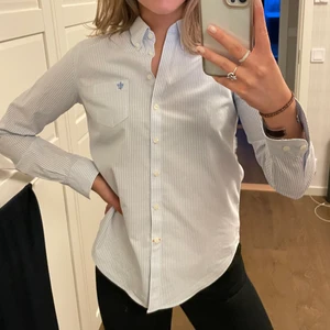 Randig Morris skjorta - Stilren blåvit randig skjorta från Morris, en något slimmad modell, storlek 36 💕 Använd fåtal gånger! Kontakta mig om du är intresserad eller har några frågor 💕