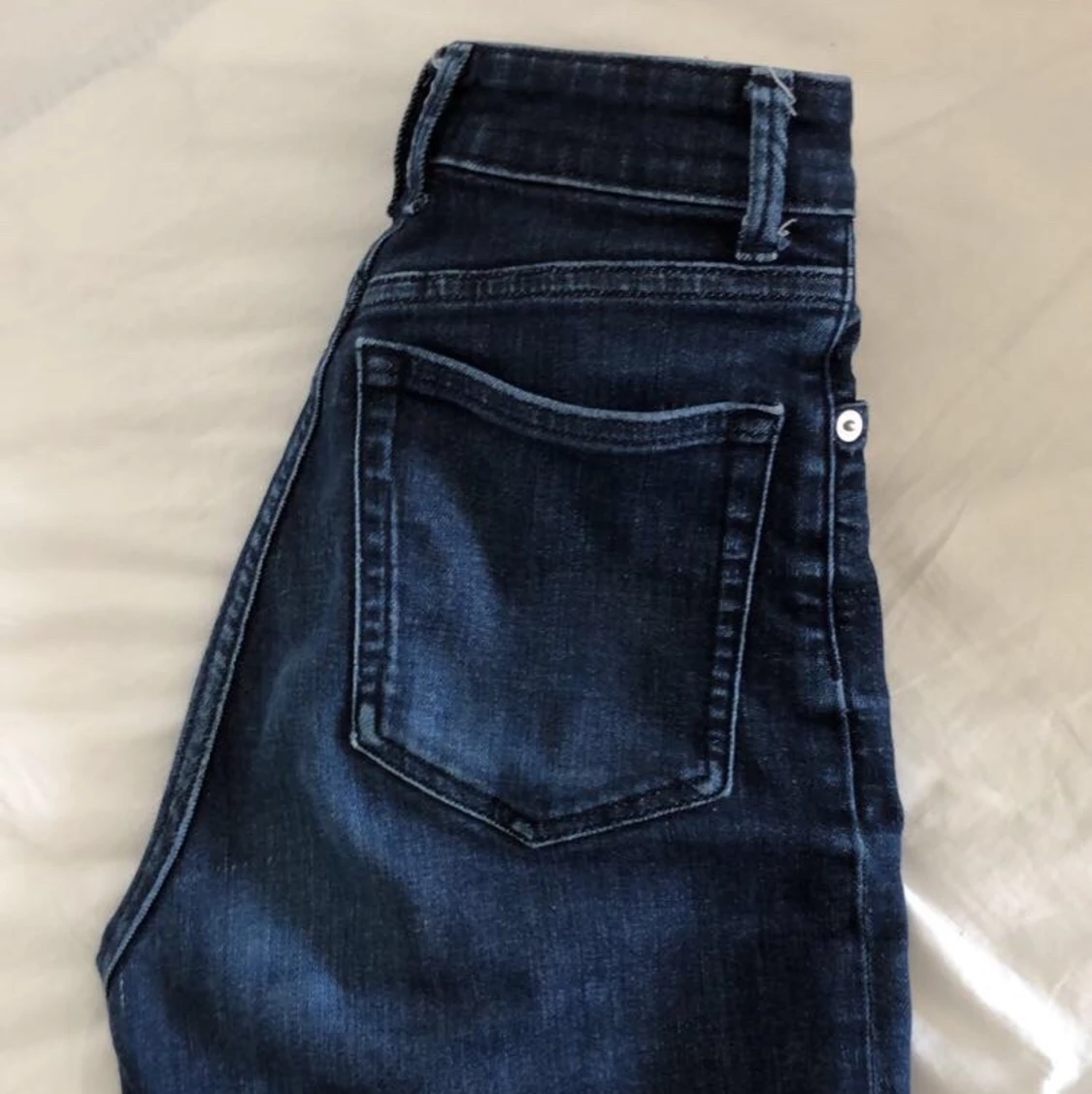 mörkblåa jeans - 91