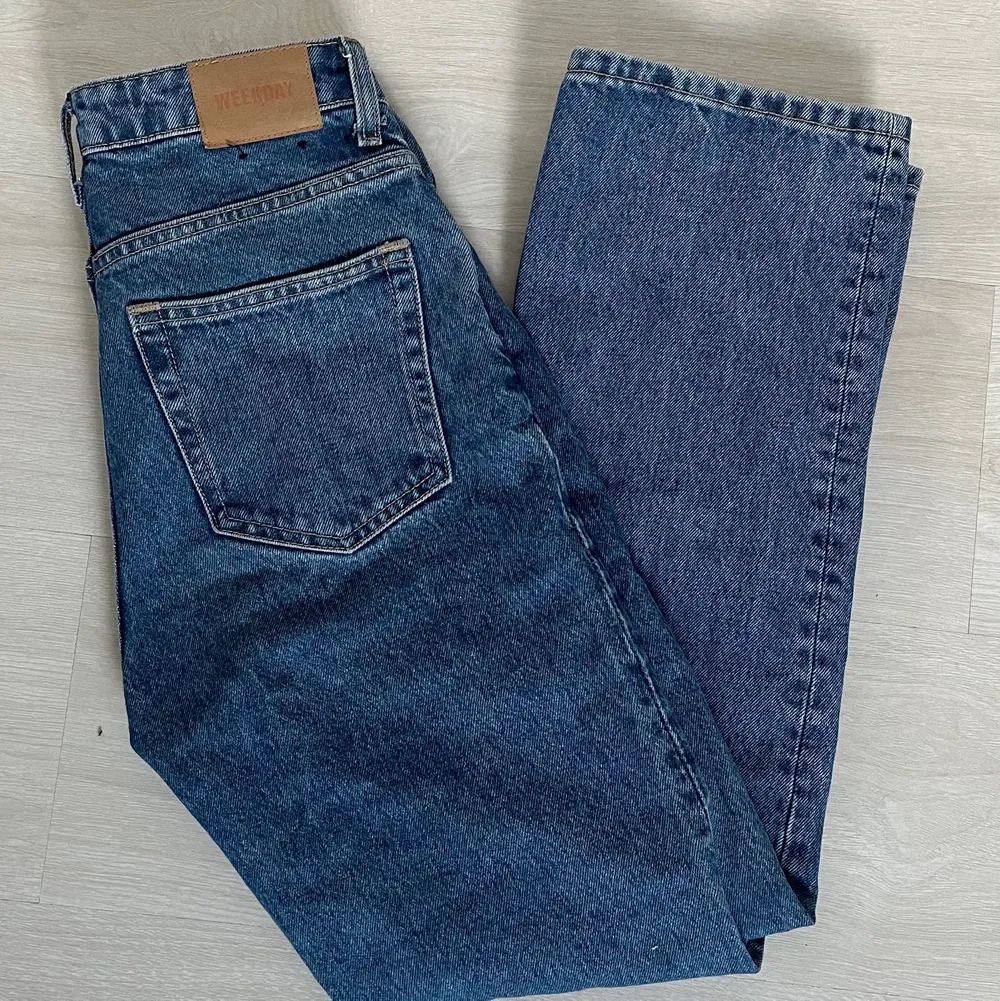 Raka mörkblå jeans. Bara använda några få gånger. Nyskick. . Jeans & Byxor.