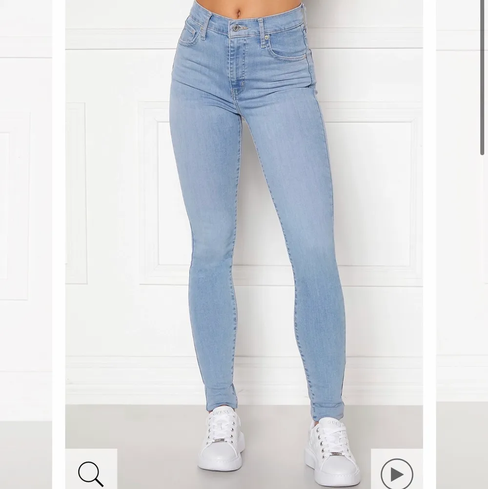 Mile high super skinny jeans, använda ett par gånger men i fint skick! För fler detalj bilder eller passform skriv privat🤍. Jeans & Byxor.