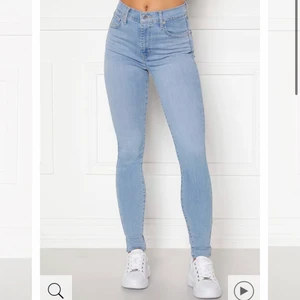 Levis jeans  - Mile high super skinny jeans, använda ett par gånger men i fint skick! För fler detalj bilder eller passform skriv privat🤍