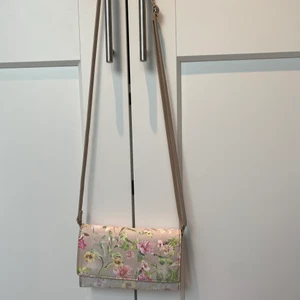 Väska  -  Väska från don donna. Hör av vid frågor och funderingar✨🥰