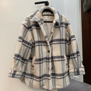 Hm - En asnajs Teddy jacka köpt från HM i fint rutigt mönster!! Älskat denna men inte använt mycket på senaste så någon annan har nog bättre användning av den är mig just nu!! Storlek M, och den är oversize! Köpt för 700kr säljer för 120. Köparen står för frakt❤️🌸❤️🌸❤️