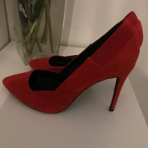 Vackra klackskor  - Fina röda klackskor ,st 39 använda på bröllop , 