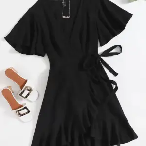 Säljer denna svarta linne klänning då jag tyvärr råkat köpa fel storlek. Omlott knytning och fin nu till sommaren. Möts upp vid slussen. Passar s-m🕺