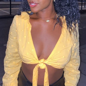 Somrig gul blus - Säljer den här snygga toppen! Köpt i somras och använd ett fåtal ggr. Jätte bra skick ✨ (har även en i vit som jag också säljer!)