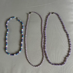 Pärlade halsband  - Handgjorda halsband. Kostar 40kr styck 🌷☺️