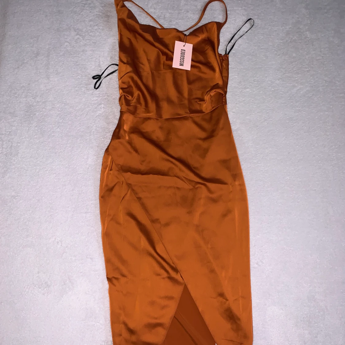 Brunt orange asymmetrisk klänning  - 90