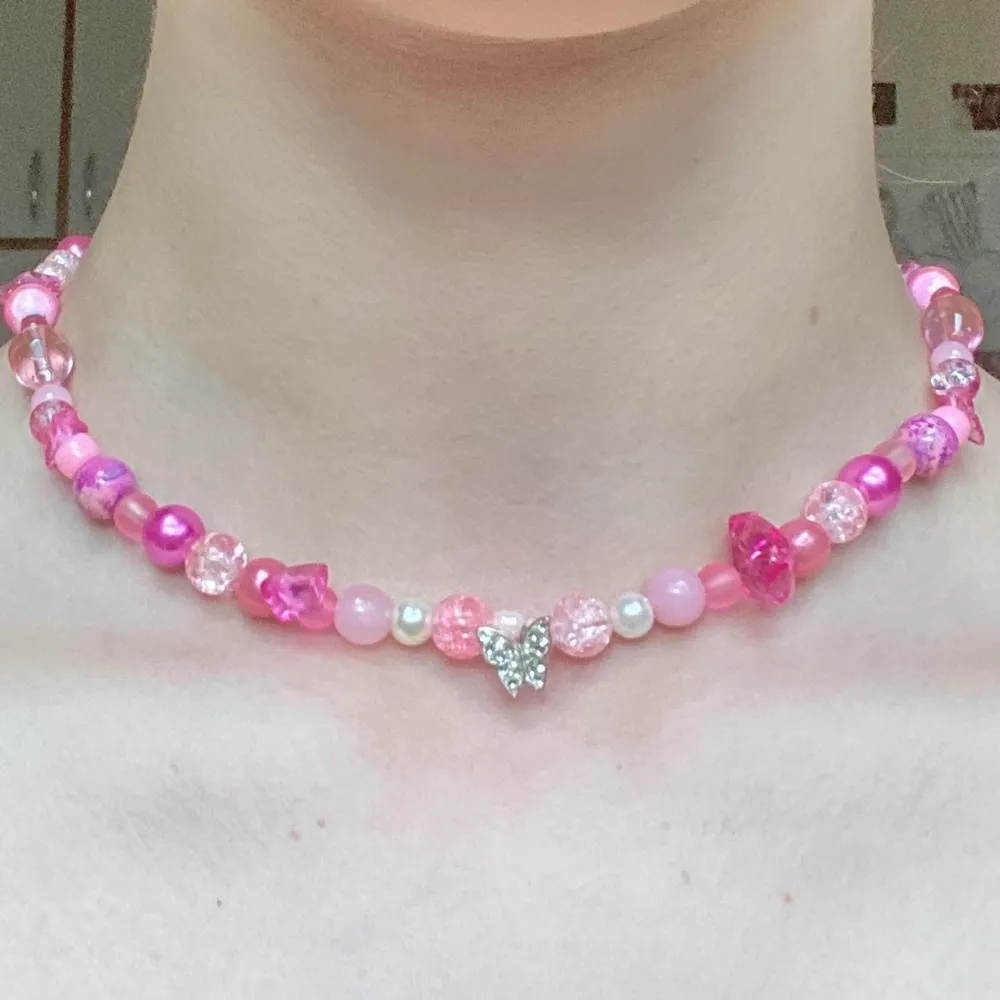 Superfint y2k halsband med en fjärilsberlock och mixade rosa pärlor🤍. Accessoarer.