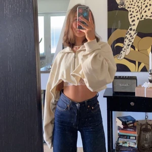 Cropad tjocktröja  - Cropad tjocktröja som är köpt för 200kr second hand, sitter jätte snyggt och passar till allt. Varsamt använd, säljer då den inte kommer till användning 