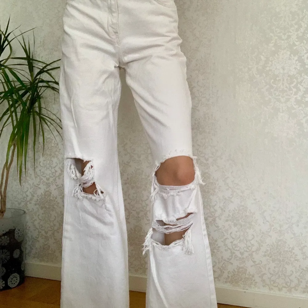 wide leg 90’s jeans från bershka, endast använda en gång.  (jag är 169 cm lång) obs; köparen står för frakt!. Jeans & Byxor.