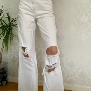 wide leg 90’s jeans från bershka, endast använda en gång.  (jag är 169 cm lång) obs; köparen står för frakt!