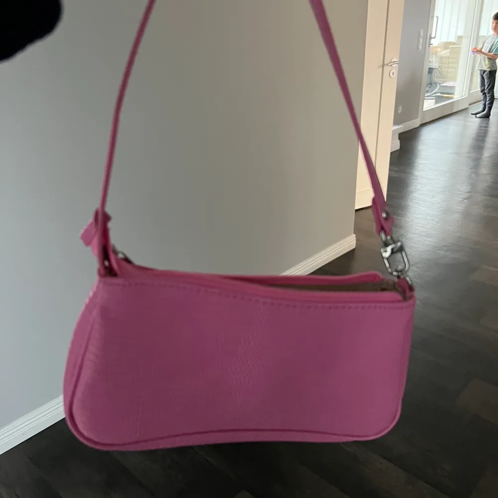 Säljer denna fina rosa Axel väska! Har använt den ca 2 gånger i somras! Väskan är från shein och ordinarie priset är 76 kr men jag säljer för 45! Finns även en liknade i blå på min profil!!. Väskor.